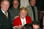 Amsterdam 18 februari 2004
Verlichting bij gedenksteen Willy Alberti bij Westertoren.
Ria Alberti met een vriend