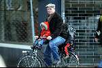 Amsterdam 26 februari 2004
Stefan Nugter (man van Paul de Leeuw ) met kinderen op de fiets in de sneeuw