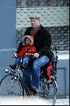 Amsterdam 26 februari 2004
Stefan Nugter (man van Paul de Leeuw ) met kinderen op de fiets in de sneeuw