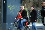 Amsterdam 26 februari 2004
Stefan Nugter (man van Paul de Leeuw ) met kinderen op de fiets in de sneeuw