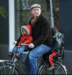 Amsterdam 26 februari 2004
Stefan Nugter (man van Paul de Leeuw ) met kinderen op de fiets in de sneeuw