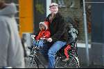 Amsterdam 26 februari 2004
Stefan Nugter (man van Paul de Leeuw ) met kinderen op de fiets in de sneeuw
