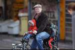 Amsterdam 26 februari 2004
Stefan Nugter (man van Paul de Leeuw ) met kinderen op de fiets in de sneeuw