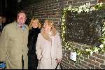 Amsterdam 18 februari 2004
Verlichting bij gedenksteen Willy Alberti bij Westertoren.
Willeke Alberti Tonny Alberti en Ria Alberti