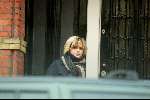 Amsterdam 30 januari 2004
Tooske  Breugem komt naar buiten bij het huis van Bastiaan Ragas