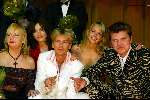 Amsterdam 9 februari 2004
Premiere FEESTJE in Tuschinski.
Anthonie Kamerling met   Beau v Erven Dorens Trudy Labij Chantal Janzen en Daphne Bunskoek