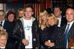 Amsterdam 18 februari 2004
Verlichting bij gedenksteen Willy Alberti bij Westertoren.
Willeke Alberti, Danielle van t Schip Chantal Janzen en Johnny de Mol jr.