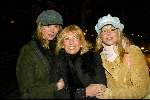 Amsterdam 18 februari 2004
Verlichting bij gedenksteen Willy Alberti bij Westertoren.
Willeke Alberti en Danielle van t Schip en Chantal Janzen