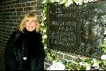 Amsterdam 18 februari 2004
Verlichting bij gedenksteen Willy Alberti bij Westertoren.
Willeke Alberti