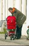 Amsterdam 21 februari 2004
Wouter Bos achter kinderwagen met daarin dochter Iris.
Peter Smulders bv