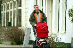 Amsterdam 21 februari 2004
Wouter Bos achter kinderwagen met daarin dochter Iris.
Peter Smulders bv