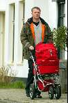 Amsterdam 21 februari 2004
Wouter Bos achter kinderwagen met daarin dochter Iris.