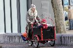 Amsterdam 27 februari 2005
Beau v Erven Dorens met zijn 2 zoons op bakfiets