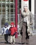 Amsterdam 27 februari 2005
Beau v Erven Dorens met zijn 2 zoons aan het spelen
