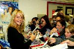 Rotterdam 27 februari 2003

Georgina Verbaan Ellen ten Damme Edgar Wurfbain Chantal Janzen enLieke v Lexmond...... bij signeren volle maan


Peter Smulders bv