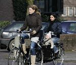 Amsterdam 28 februari 2005
Danielle Overgaag op fiets met Fiene en Au pair