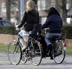 Amsterdam 28 februari 2005
Danielle Overgaag op fiets met Fiene en Au pair