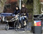 Amsterdam 28 februari 2005
Danielle Overgaag op fiets met Fiene en Au pair