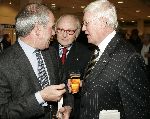 Amsterdam 24 februari 2005
Presentatie boek Thomas Lepeltak bij Sotheby's
Hans Wiegel met heineken biertje en Frans Weisglas en Ferry Hoogendijk