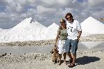 Bonaire 21 februari 2005
Henny Huisman met zijn vrouw Lia bij zoudwinnerij op Bonaire.
