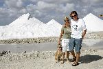 Bonaire 21 februari 2005
Henny Huisman met zijn vrouw Lia bij zoudwinnerij op Bonaire.