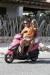 Bonaire 21 februari 2005
Henny Huisman met zijn vrouw Lia op scooter  op Bonaire.