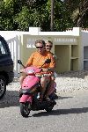 Bonaire 21 februari 2005
Henny Huisman met zijn vrouw Lia eop scooter  op Bonaire.