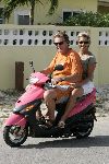 Bonaire 21 februari 2005
Henny Huisman met zijn vrouw Lia eop scooter  op Bonaire.