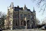 Nigtevecht 7 februari 2005
Jort Kelder zijn appartement staat te koop voor 995.000 euro. Het zit in kasteel Zwaanswijk