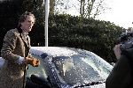 Nigtevecht 7 februari 2005
Jort Kelder ijs af krabben van zijn auto met speciale american express creditcard