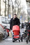 Amsterdam 29 januari 2004
Man van Kim v Kooten achter de kinderwagen.