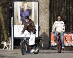 Amsterdam 5 februari 2005
Marc Marie Huybregts met vriend op fiets