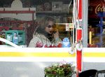 Loosdrecht  6 augustus 2005
Milika Peterzon met gsm bij benzinepomp