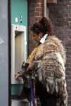Amsterdam 5 februari 2005
Patty Brard met bontjas bij pinautomaat