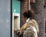 Amsterdam 5 februari 2005
Patty Brard met bontjas bij pinautomaat