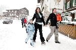 Lech 13 februari 2005
Paulien Huizinga met Michiel Mol en Paul en Myrthe in Lech
Wintersport met veel sneeuw