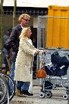 Amsterdam1 maart 2003
Sylvana  Borsato en Wino Omtzigt wandelen met baby