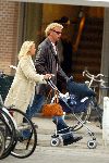 Amsterdam1 maart 2003
Wino Omtzigt samen met Sylvana Borsato wandelend achter de kinderwagen