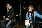 Amsterdam 3 februari 2005
Tatum Dagelet met nieuwe vriend na avond stappen.