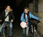 Amsterdam 3 februari 2005
Tatum Dagelet met nieuwe vriend na avond stappen.
