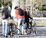 Amsterdam 27februari 2005
Wendy v Dijk helpt 2 kindjes nadat ze gevallen zijn met hun fiets in het vondelpark