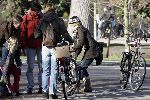 Amsterdam 27februari 2005
Wendy v Dijk helpt 2 kindjes nadat ze gevallen zijn met hun fiets in het vondelpark
