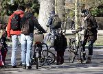 Amsterdam 27februari 2005
Wendy v Dijk helpt 2 kindjes nadat ze gevallen zijn met hun fiets in het vondelpark