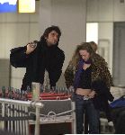 Schiphol 27 februari 2005
Xander de Buisonje met een vriendin op Schiphol