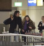 Schiphol 27 februari 2005
Xander de Buisonje met een vriendin op Schiphol