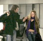 Schiphol 27 februari 2005
Xander de Buisonje met een vriendin op Schiphol