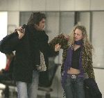 Schiphol 27 februari 2005
Xander de Buisonje met een vriendin op Schiphol