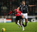 Eindhoven,11 Februari 2006 Kompetitiewedstrijd PSV-Heracles, eindstand 1-0 Seizoen 2005/2006
DaMarcus Beasley in duel met Rob Maas