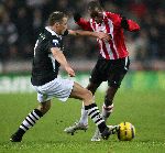 Eindhoven,11 Februari 2006 Kompetitiewedstrijd PSV-Heracles, eindstand 1-0 Seizoen 2005/2006
DaMarcus Bealey in duel met Mika Nurmela