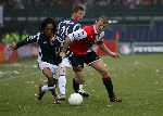 Rotterdam, 5 februari 2006  Seizoen 2005/2006 Kompetitiewedstrijd Feyenoord-AJAX, eindstand 3-2
Dirk Kuyt in duel met Urby Emanuelson
©Edwin van Zandvoort